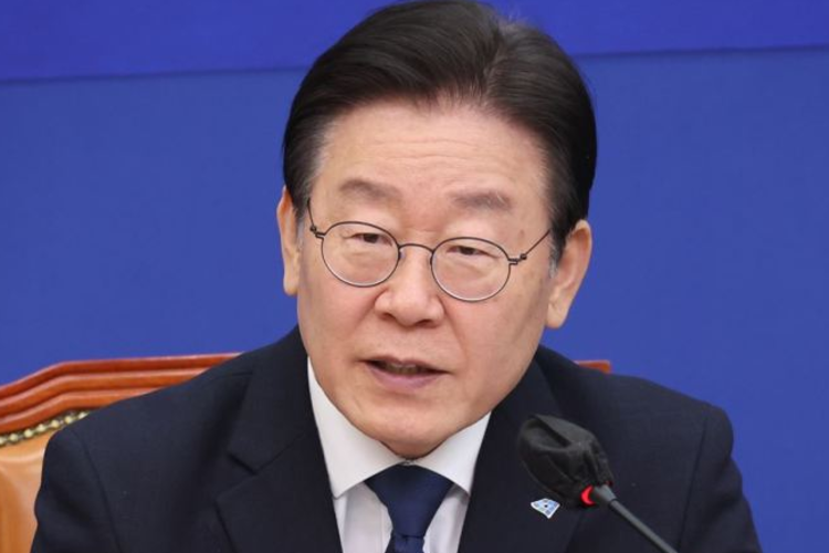 ผู้นำฝ่ายค้านปฏิเสธการพูดคุยทางโทรศัพท์กับนักธุรกิจชุดชั้นในที่ถูกกล่าวหาว่าโอนเงินให้ NK